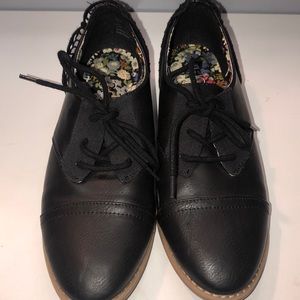 Black dress shoes